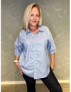 "Hvid og lyseblå stribet skjorte med klassisk krave og opsmøg"