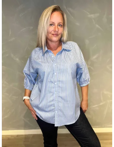 "Hvid og lyseblå stribet skjorte med klassisk krave og opsmøg"