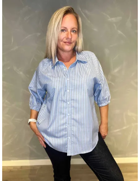 "Hvid og lyseblå stribet skjorte med klassisk krave og opsmøg"