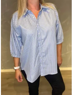 "Hvid og lyseblå stribet skjorte med klassisk krave og opsmøg" 2