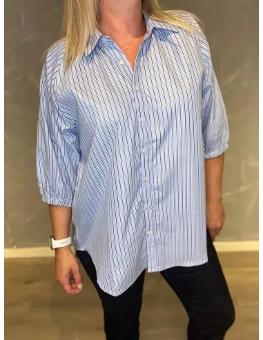 "Nærbillede af striber og opsmøg detaljer på skjorte"