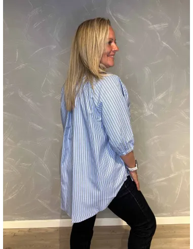 "Bagside af stribet skjorte med elegant pasform"