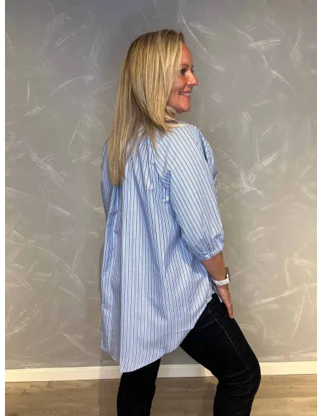 "Bagside af stribet skjorte med elegant pasform"