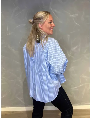"Bagside af blå stribet skjorte til kvinder - TIPPY"