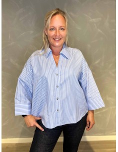 "Blå stribet skjorte med hvide striber til kvinder - Design by TIPPY"