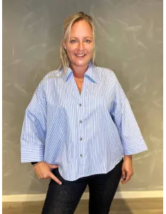 "Blå stribet skjorte med hvide striber til kvinder - Design by TIPPY"