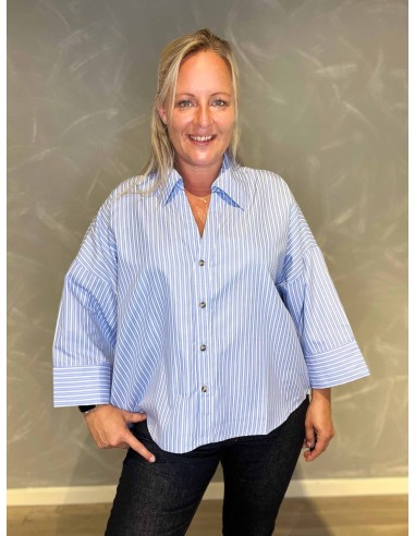 "Blå stribet skjorte med hvide striber til kvinder - Design by TIPPY"