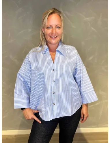 "Blå stribet skjorte med hvide striber til kvinder - Design by TIPPY"