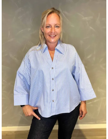 "Blå stribet skjorte med hvide striber til kvinder - Design by TIPPY"