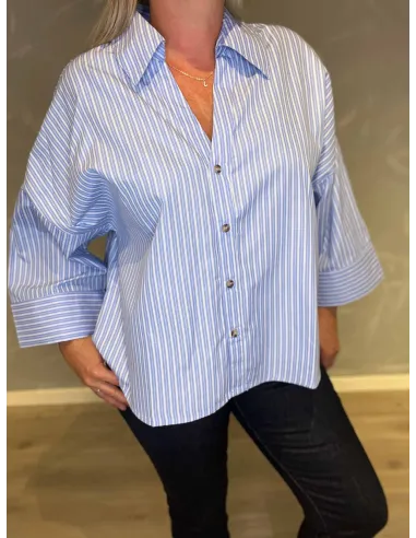"Nærbillede af krave og knapper på blå stribet skjorte til kvinder - TIPPY"