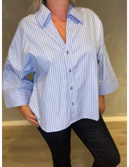 "Nærbillede af krave og knapper på blå stribet skjorte til kvinder - TIPPY"