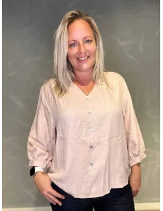 "Lyserosa skjorte med kinakrave og pynteknapper"