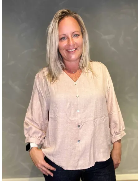 "Lyserosa skjorte med kinakrave og pynteknapper"