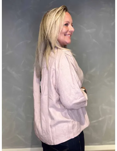 "Bagside af lyserosa skjorte med elegant pasform"