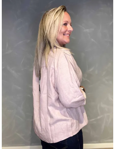 "Bagside af lyserosa skjorte med elegant pasform"