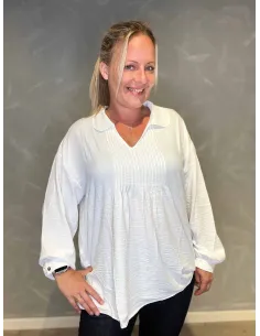 "Hvid tunika med flipkrave og plisseret front"