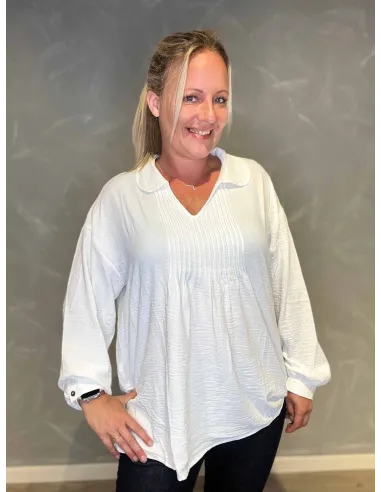 "Hvid tunika med flipkrave og plisseret front"