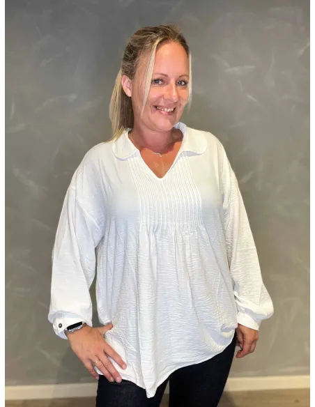 "Hvid tunika med flipkrave og plisseret front"