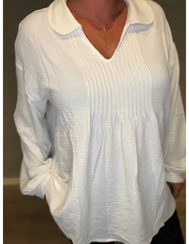 "Nærbillede af flipkrave og plisseret front detaljer på tunika"