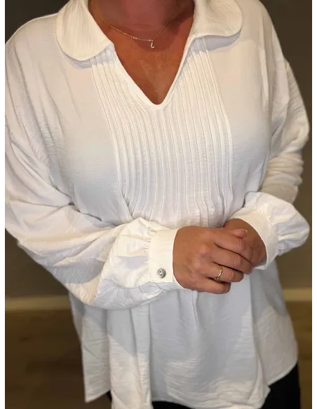 "Nærbillede af flipkrave og plisseret front detaljer på tunika"