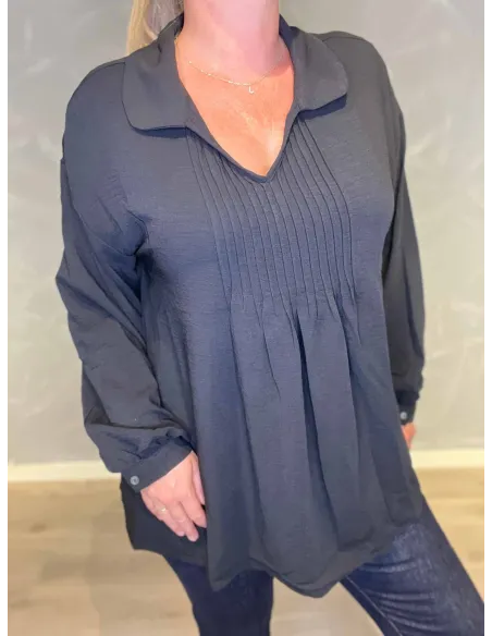 "Nærbillede af flipkrave og plisseret front detaljer på sort tunika"