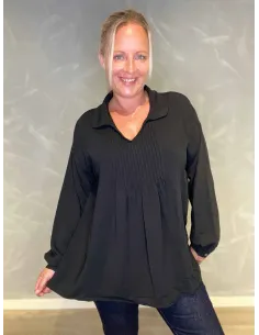 "Sort tunika med flipkrave og plisseret front"