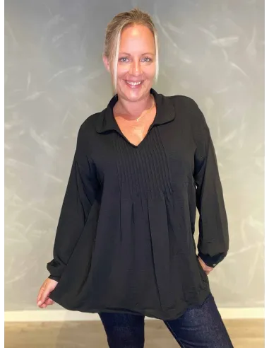 "Sort tunika med flipkrave og plisseret front"