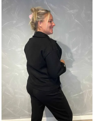 "Bagside af kort sort jakke med elegant pasform"