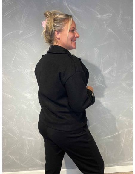 "Bagside af kort sort jakke med elegant pasform"