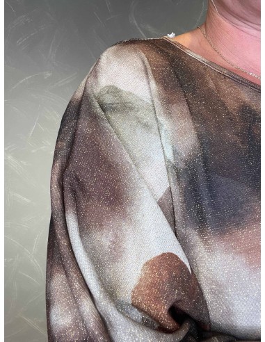 "Nærbillede af batik print og glimmer detaljer på bluse"