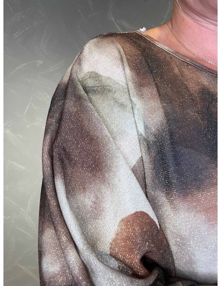 "Nærbillede af batik print og glimmer detaljer på bluse"
