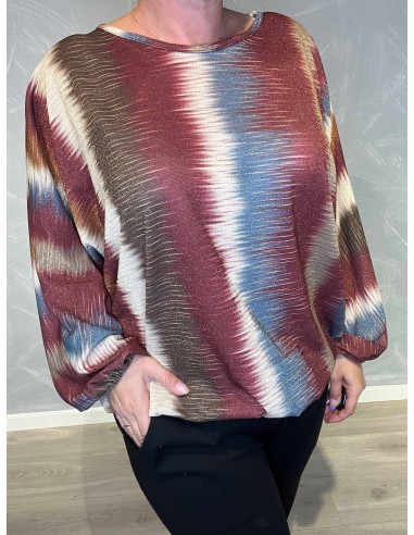 "Nærbillede af print og glimmer detaljer på bluse"