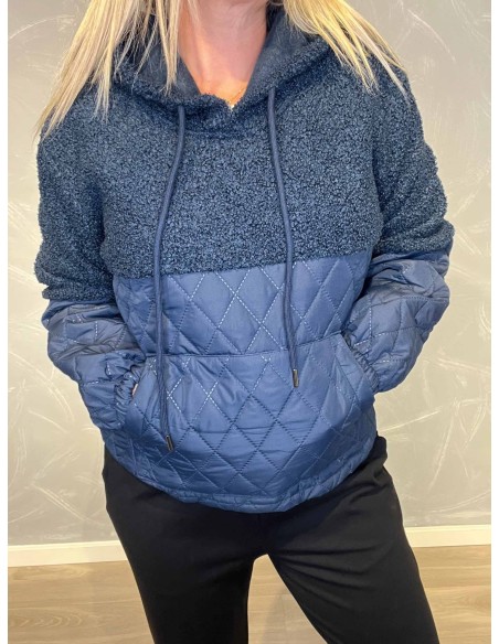 "Nærbillede af quiltet overflade og hætte detaljer på navy anorak"