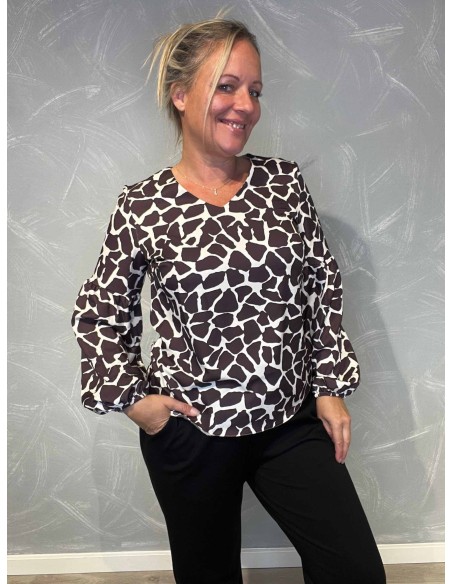 "Bluse med giraffe print i sort og hvid"