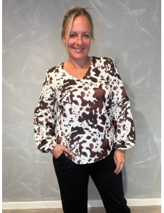 "Hvid bluse med koprint i brune pletter"