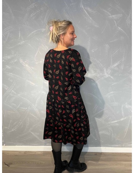 "Bagside af kjole med fjerprint og lommer"