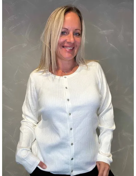 "Hvid cardigan med rib og knapper"