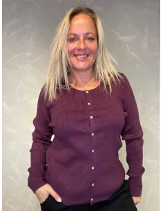 "Mørk lilla cardigan med rib og knapper"