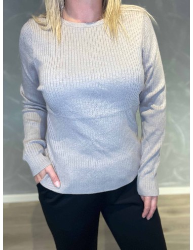 "Nærbillede af rib-struktur detaljer på beige bluse"
