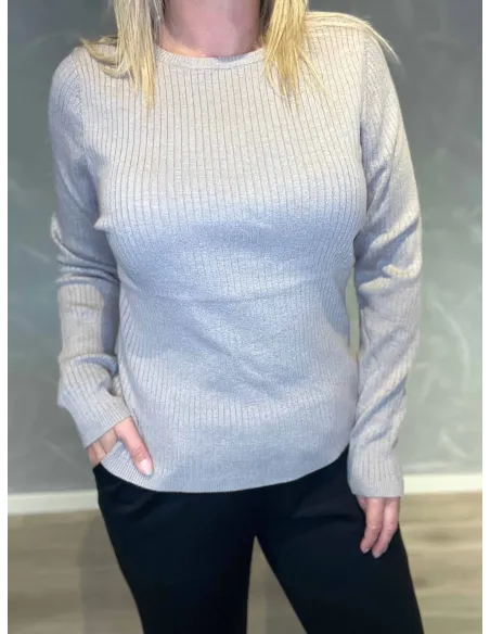 "Nærbillede af rib-struktur detaljer på beige bluse"