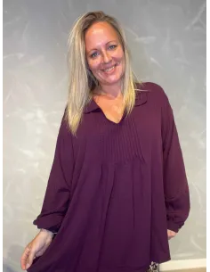 "Mørk lilla tunika med flipkrave og plisseret front"