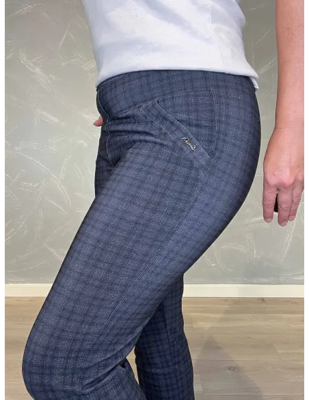 "Nærbillede af ternede mønster på blå stræk buks til kvinder - TIPPY"