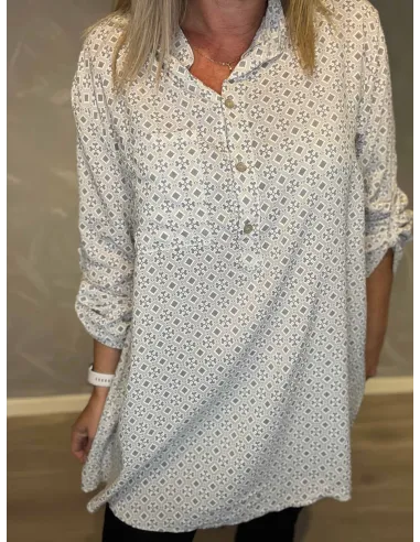 "Nærbillede af småprikket mønster og rulleknap på lange ærmer - TIPPY"