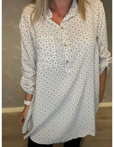 "Nærbillede af småprikket mønster og rulleknap på lange ærmer - TIPPY"