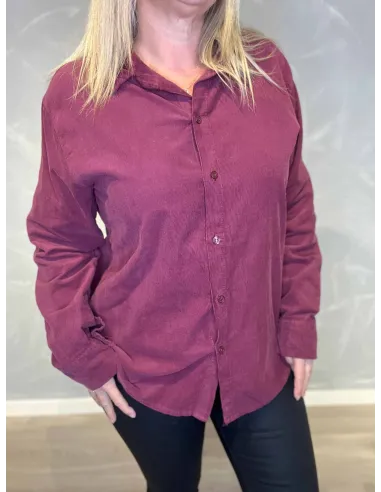 "Nærbillede af blød babyfløjl kvalitet på bordeaux skjorte til kvinder - TIPPY"