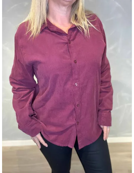 "Nærbillede af blød babyfløjl kvalitet på bordeaux skjorte til kvinder - TIPPY"