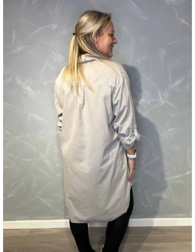 "Bagside af babyfløjl storskjorte til kvinder - TIPPY"