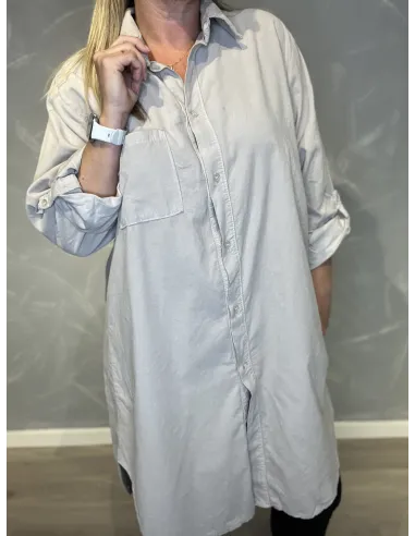 "Nærbillede af blød babyfløjl kvalitet på sand storskjorte til kvinder - TIPPY"