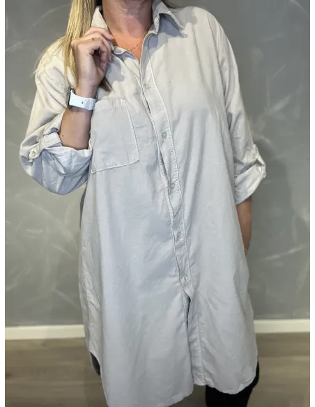 "Nærbillede af blød babyfløjl kvalitet på sand storskjorte til kvinder - TIPPY"