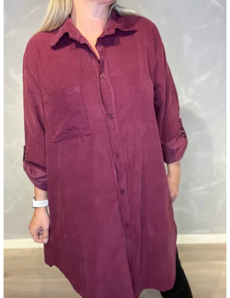 "Nærbillede af blød babyfløjl kvalitet på bordeaux storskjorte til kvinder - TIPPY"